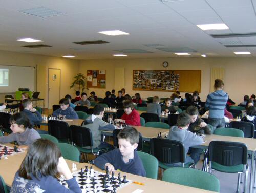 écoliers et collégiens jouant aux échecs